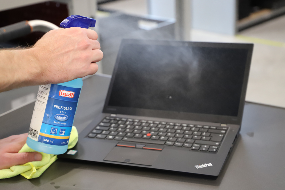 Displayreinigung eines Notebooks